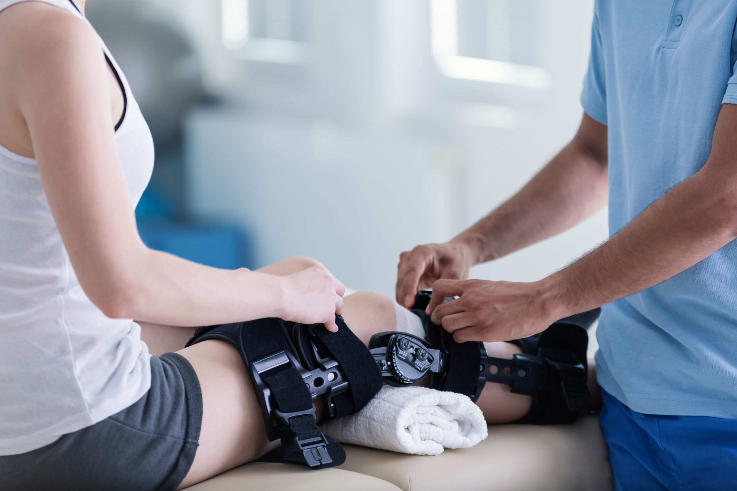 women putting on a knee brace