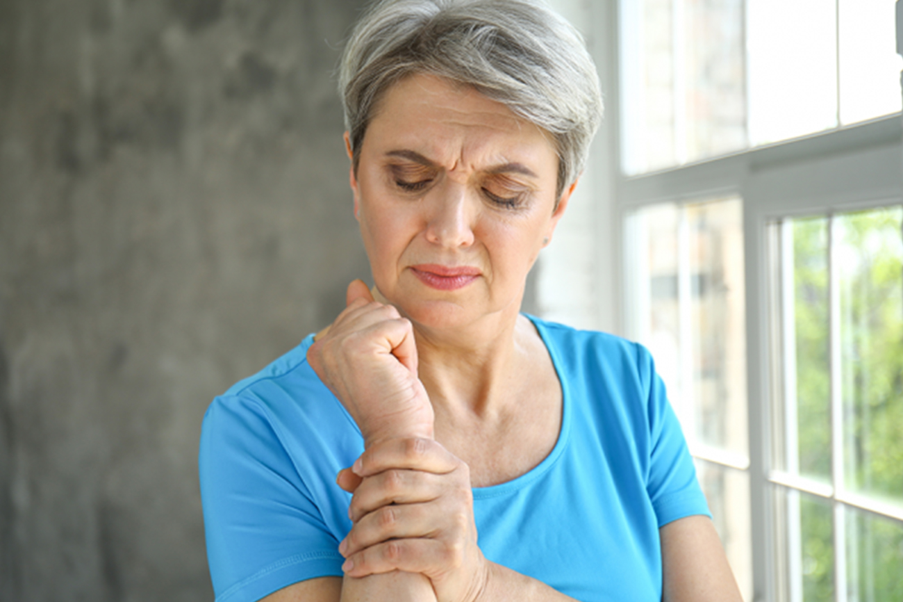 women having wrist pain